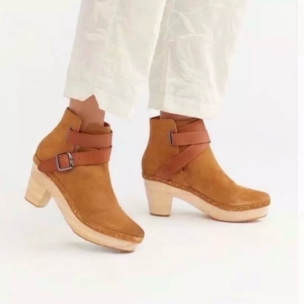 Free People Bungalow Clog Tan Suede Leather Ankle Buckle Strap Boho 38 US 7.5/8